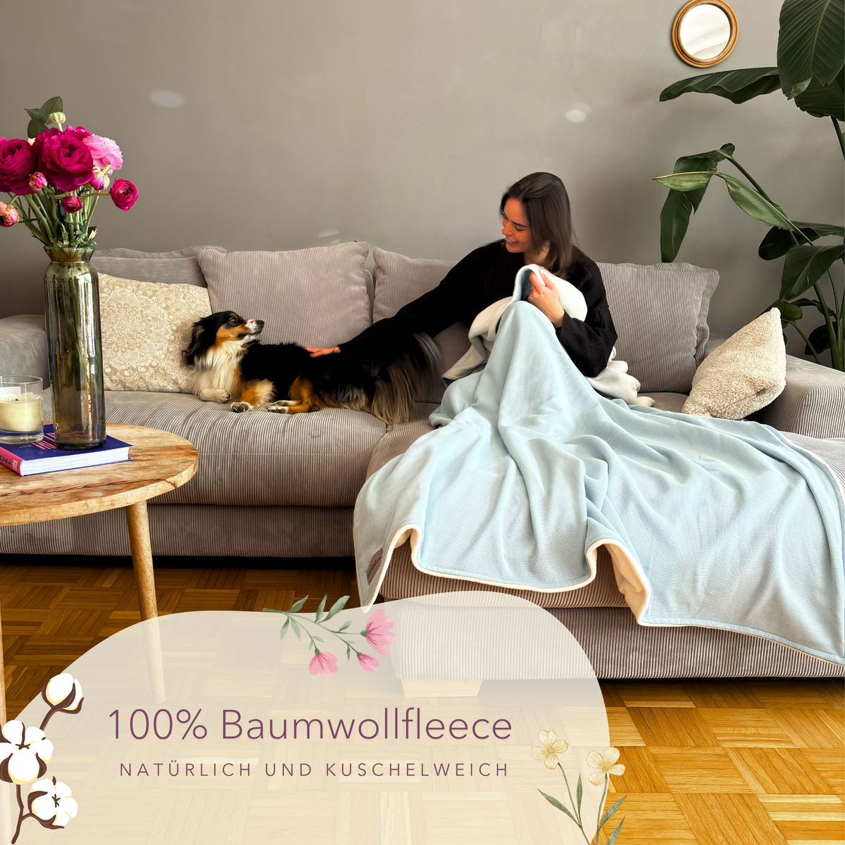 Weiße Baumwoll-Kuscheldecke in Mint Blau, 140x210 cm, ideal als Sommerdecke, mit Hund auf Sofa, von blanketino.de
