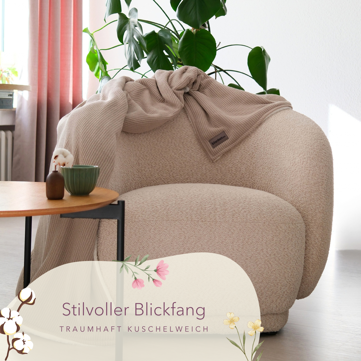 Weiche Baumwollstrick-Kuscheldecke in Champagnerfarben von blanketino.de, perfekt für gemütliche Stunden auf dem Sessel.