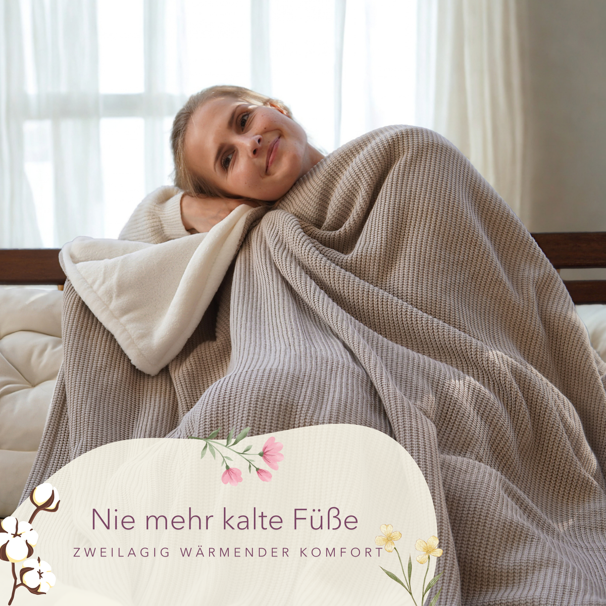 Weiche Baumwollstrick-Kuscheldecke in Champagner von blanketino.de, ideal für gemütliche Abende auf dem Sofa.