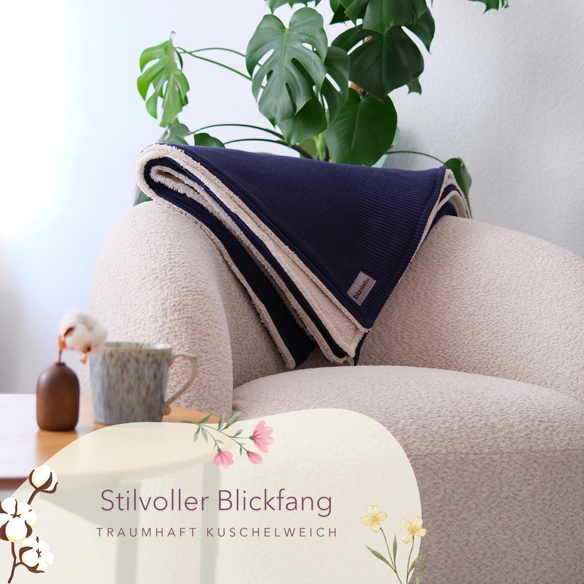 Dunkelblaue Kuscheldecke aus Baumwollstrick von blanketino.de, weiche Wohndecke auf Sessel, ideal zum Kuscheln und Entspannen.