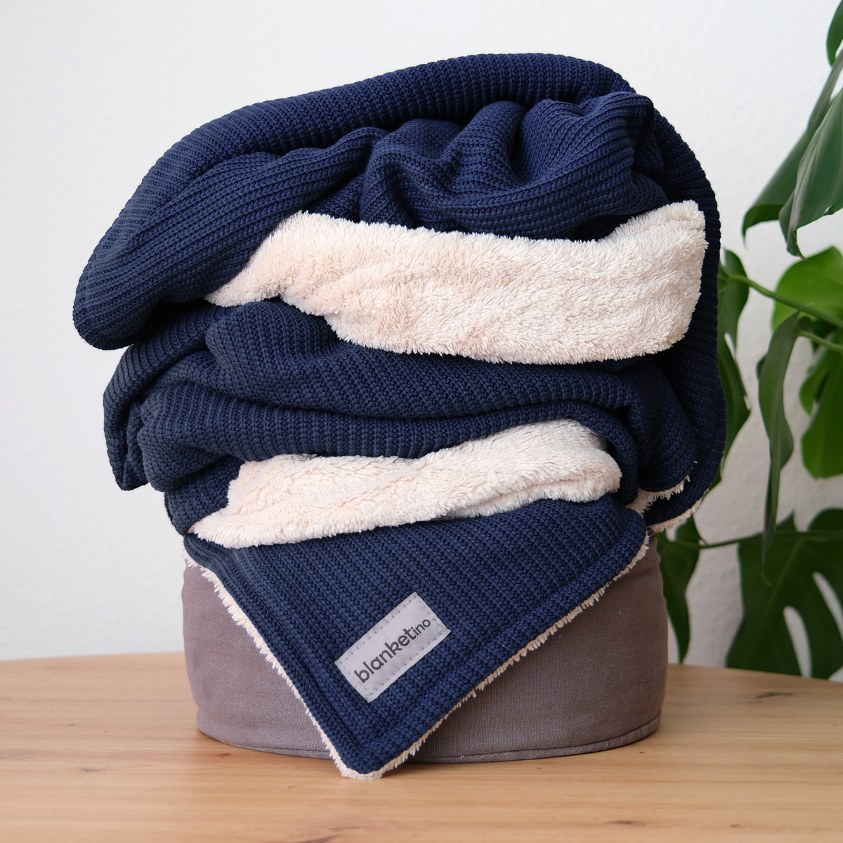 Kuscheldecke mit Baumwollstrick · Dunkelblau · Beige