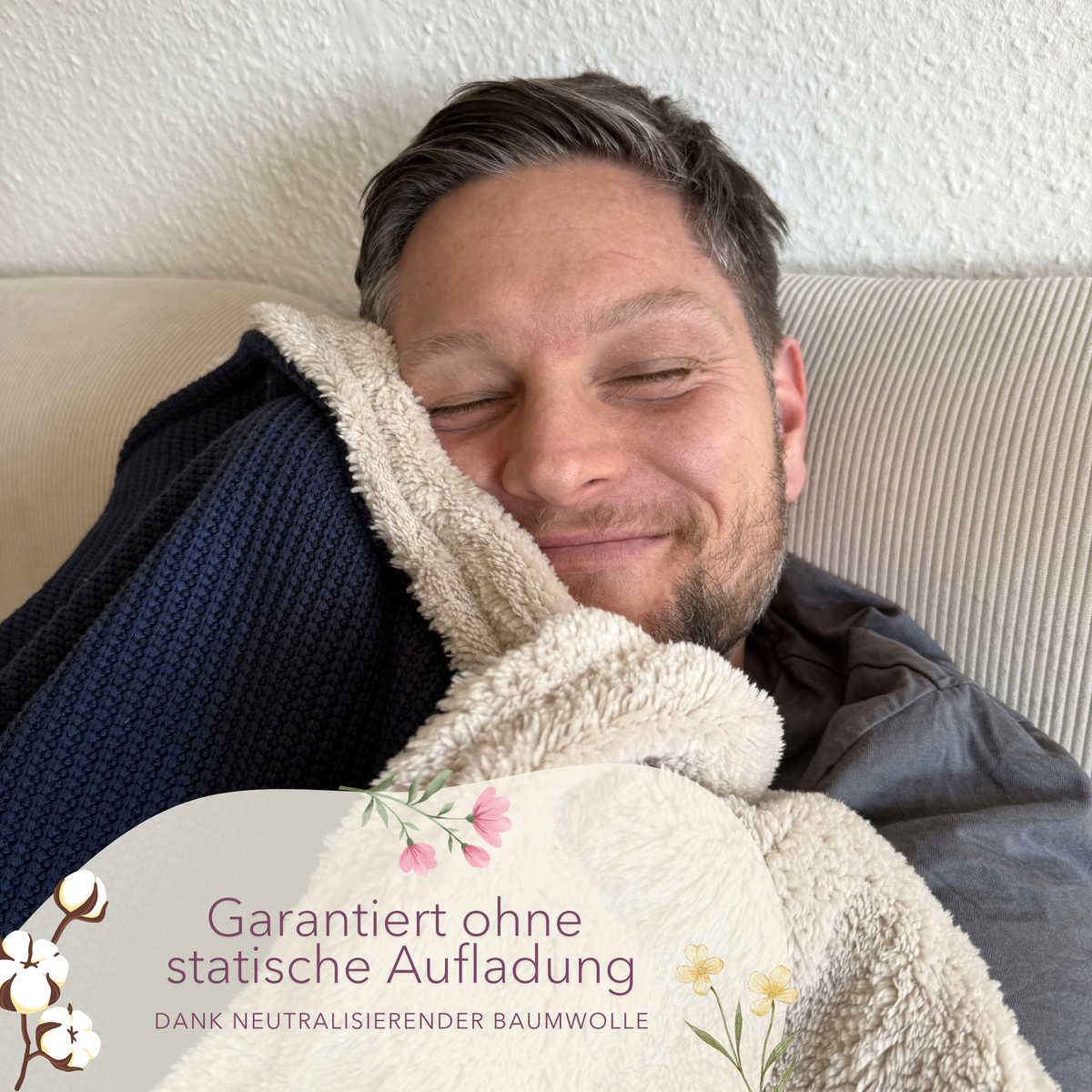 Weiche Baumwollstrick-Kuscheldecke in Dunkelblau und Beige von blanketino.de, perfekt zum Einkuscheln auf dem Sofa.