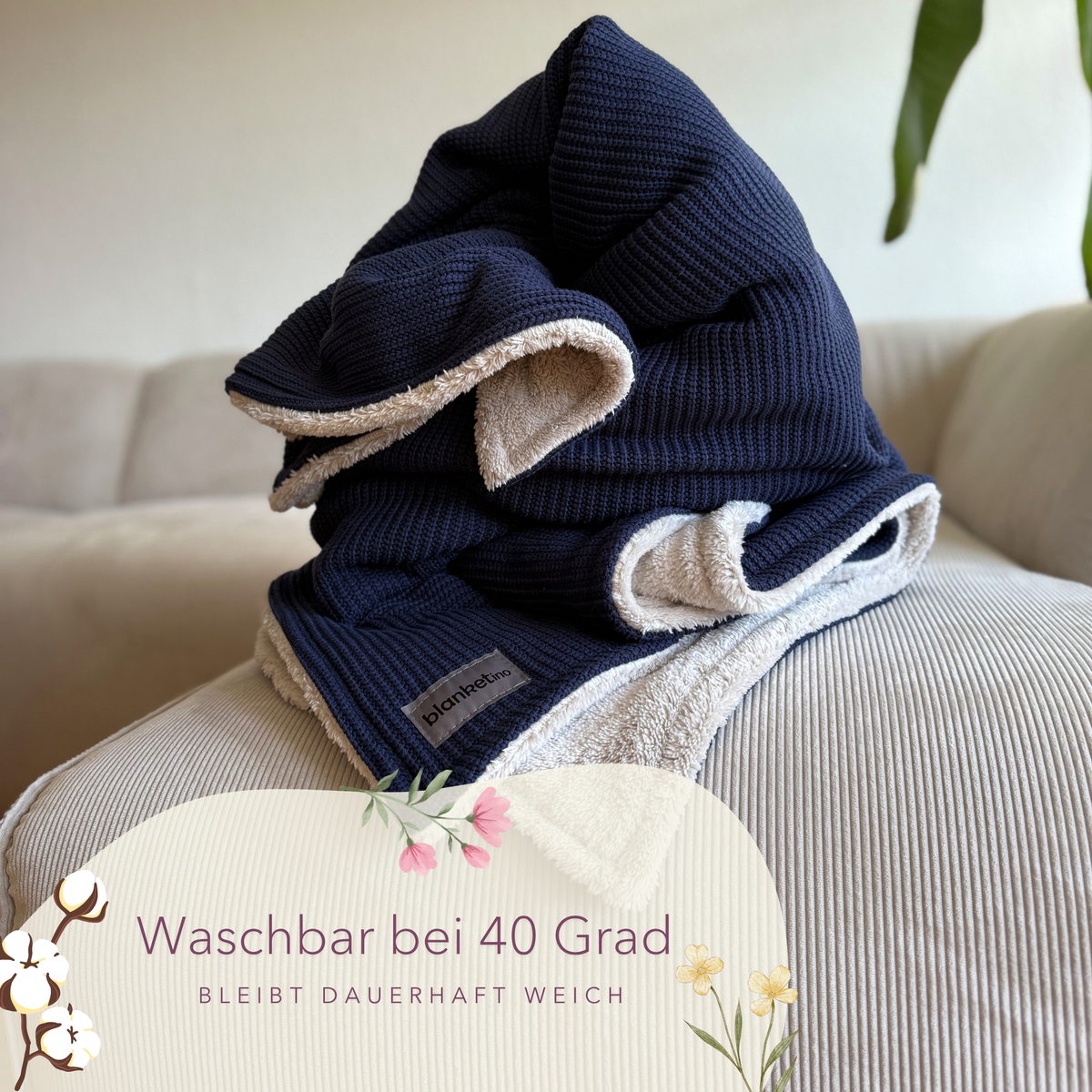 Dunkelblaue Kuscheldecke aus Baumwollstrick von blanketino.de, weiche Wohndecke, waschbar bei 40 Grad, ideal für gemütliche Abende