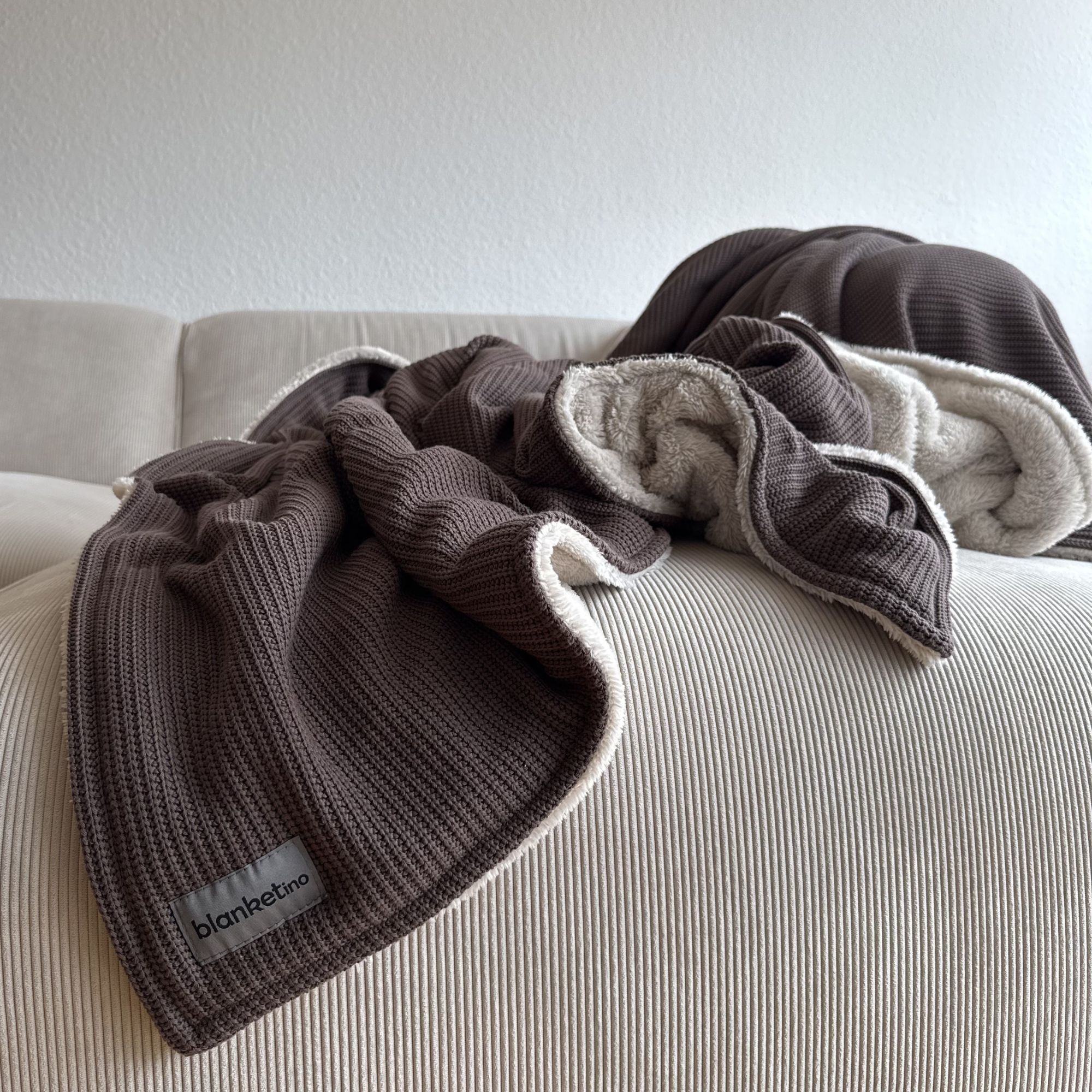 Kuscheldecke mit Baumwollstrick · Kakao