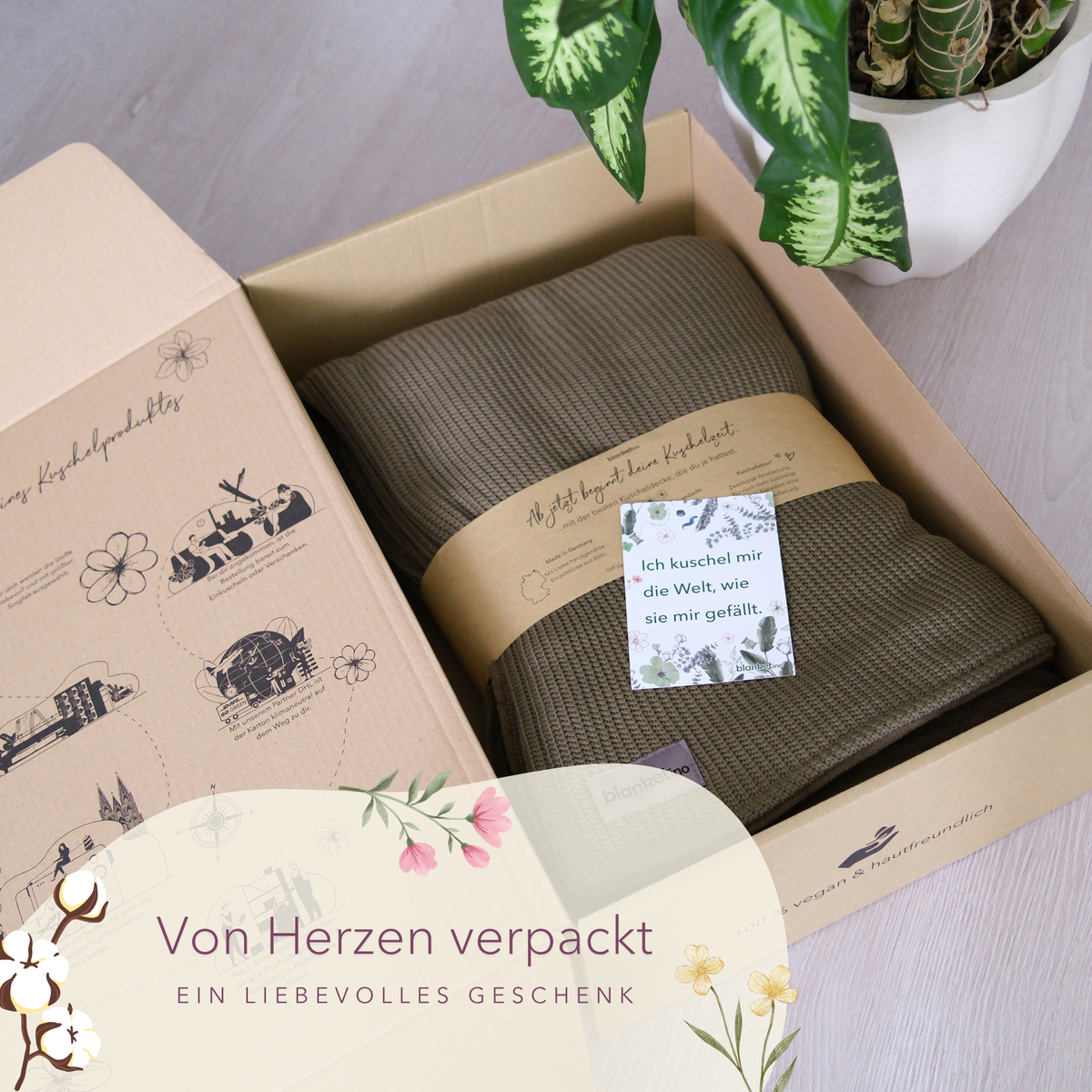 Dunkelgrüne Kuscheldecke aus Baumwollstrick von blanketino.de, weiche Wohndecke in Geschenkverpackung.