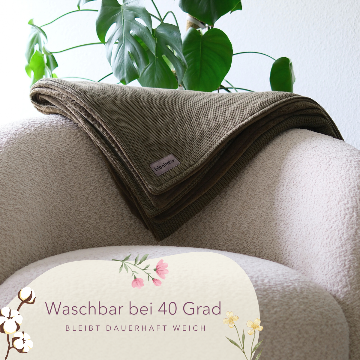 Dunkelgrüne Kuscheldecke aus Baumwollstrick von blanketino.de, weiche Wohndecke, waschbar bei 40 Grad, ideal zum Kuscheln.