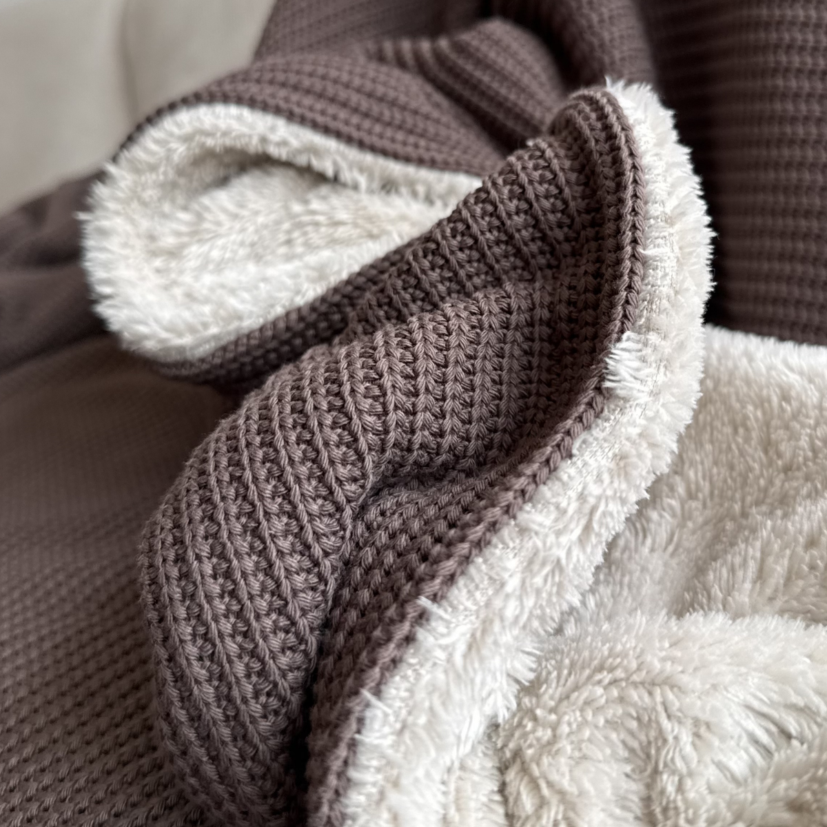 Kuscheldecke mit Baumwollstrick · Espresso Braun