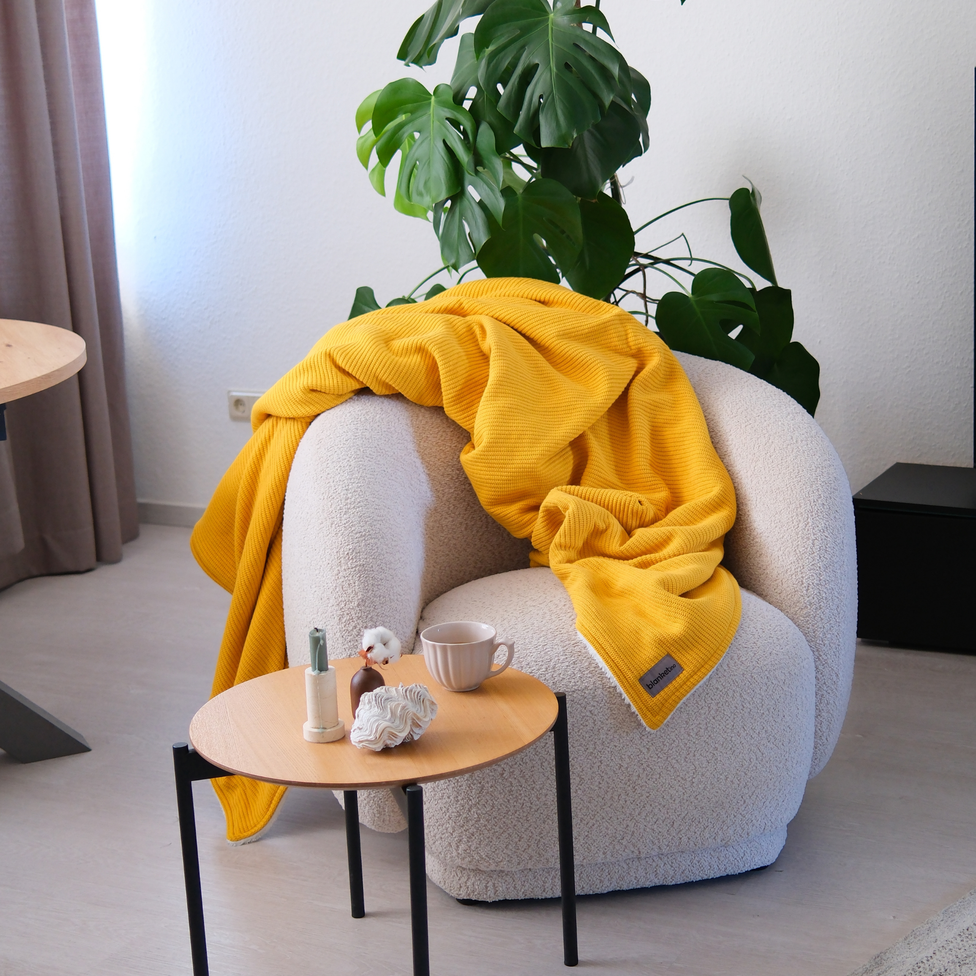 Kuscheldecke mit Baumwollstrick · Sonnengelb