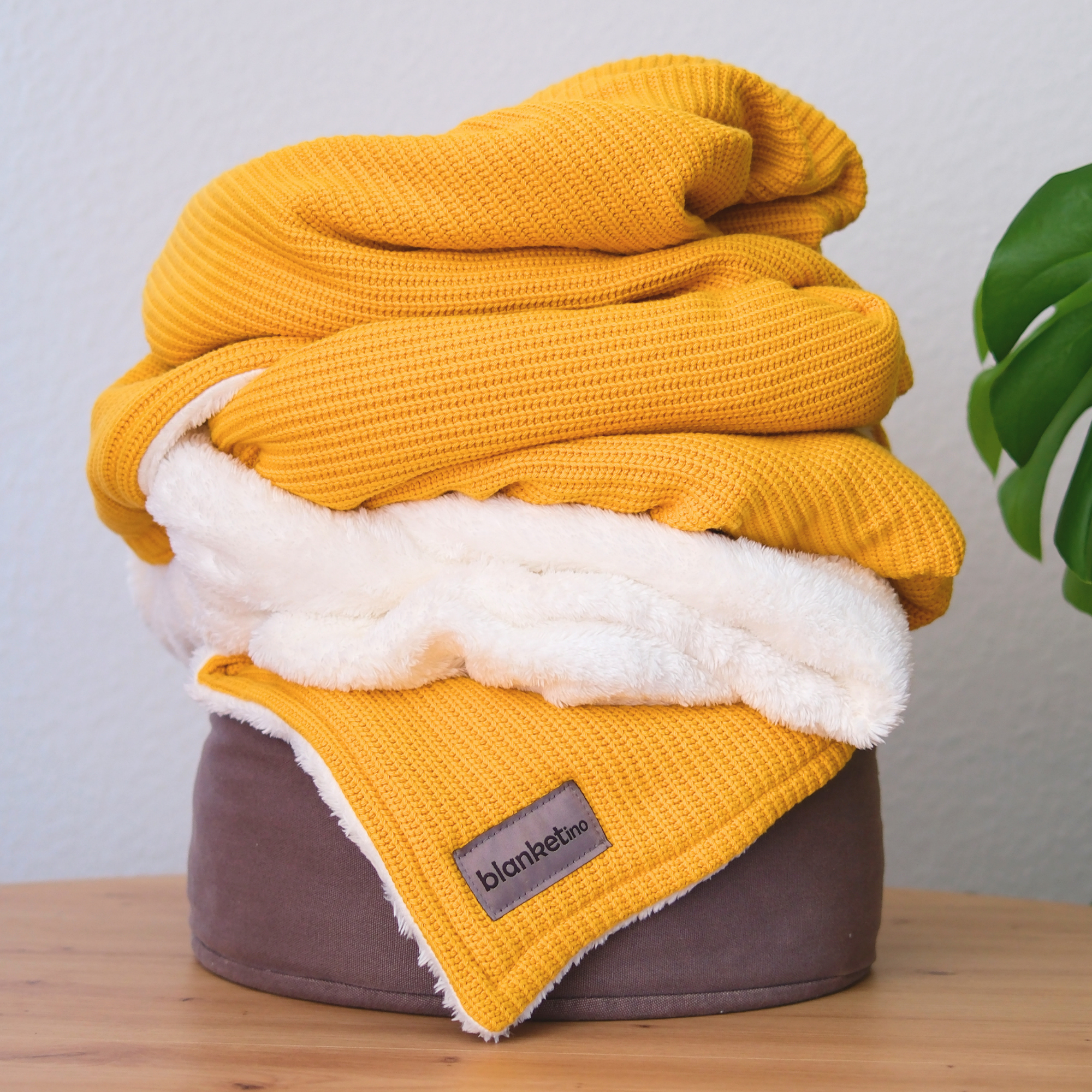 Kuscheldecke mit Baumwollstrick · Sonnengelb