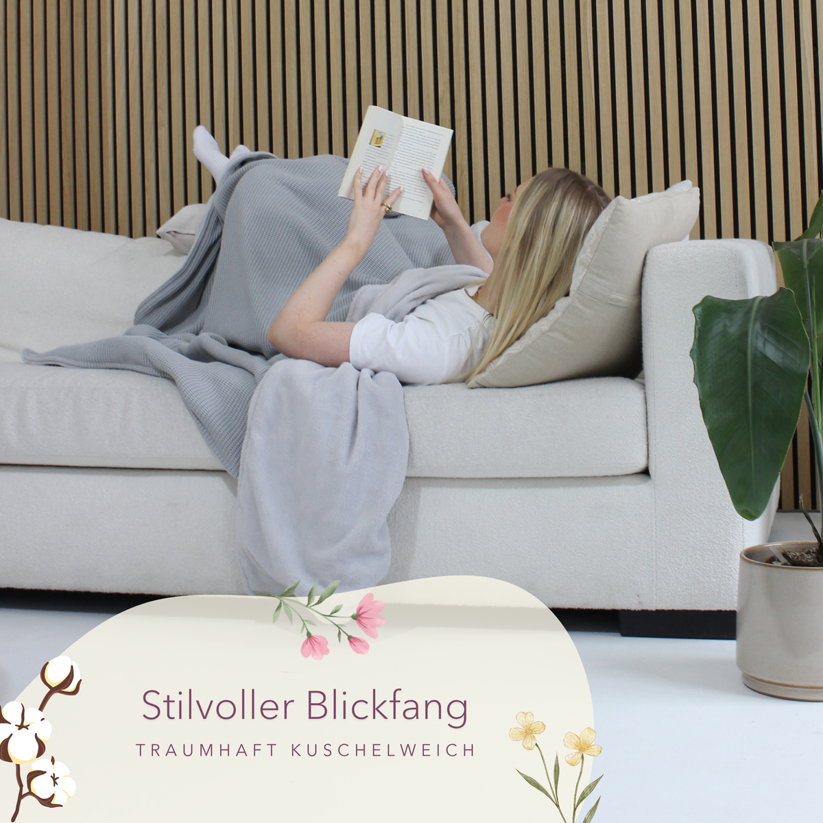 Hellegraue Kuscheldecke aus Baumwollstrick von blanketino.de, ideal zum Lesen und gemütlichen Wohnen.