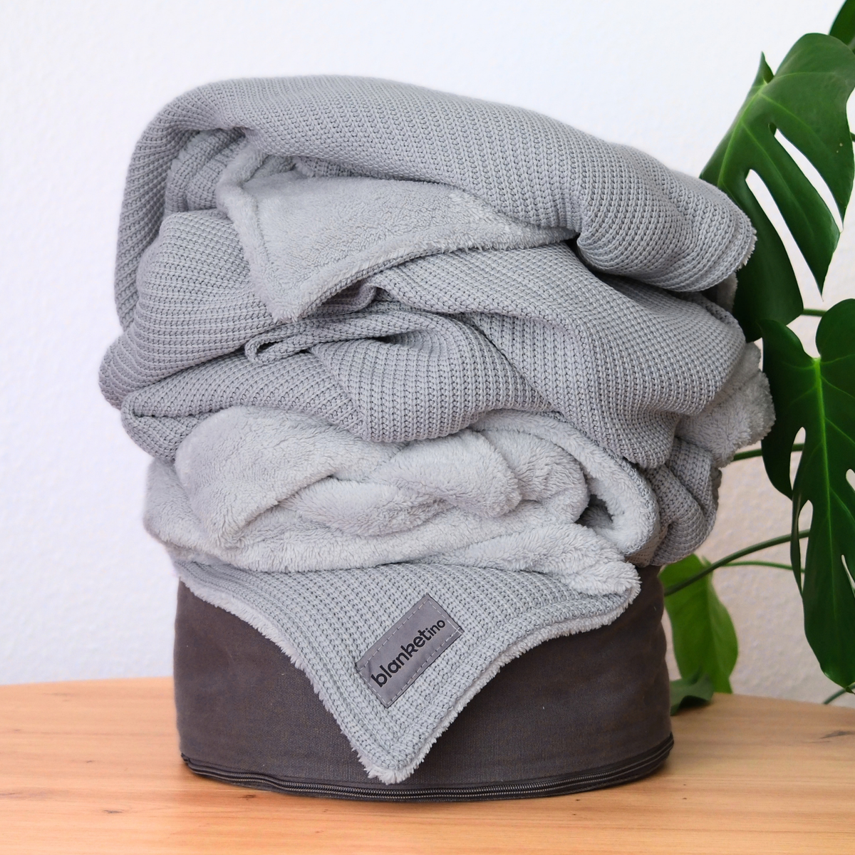 Kuscheldecke mit Baumwollstrick · Hellgrau
