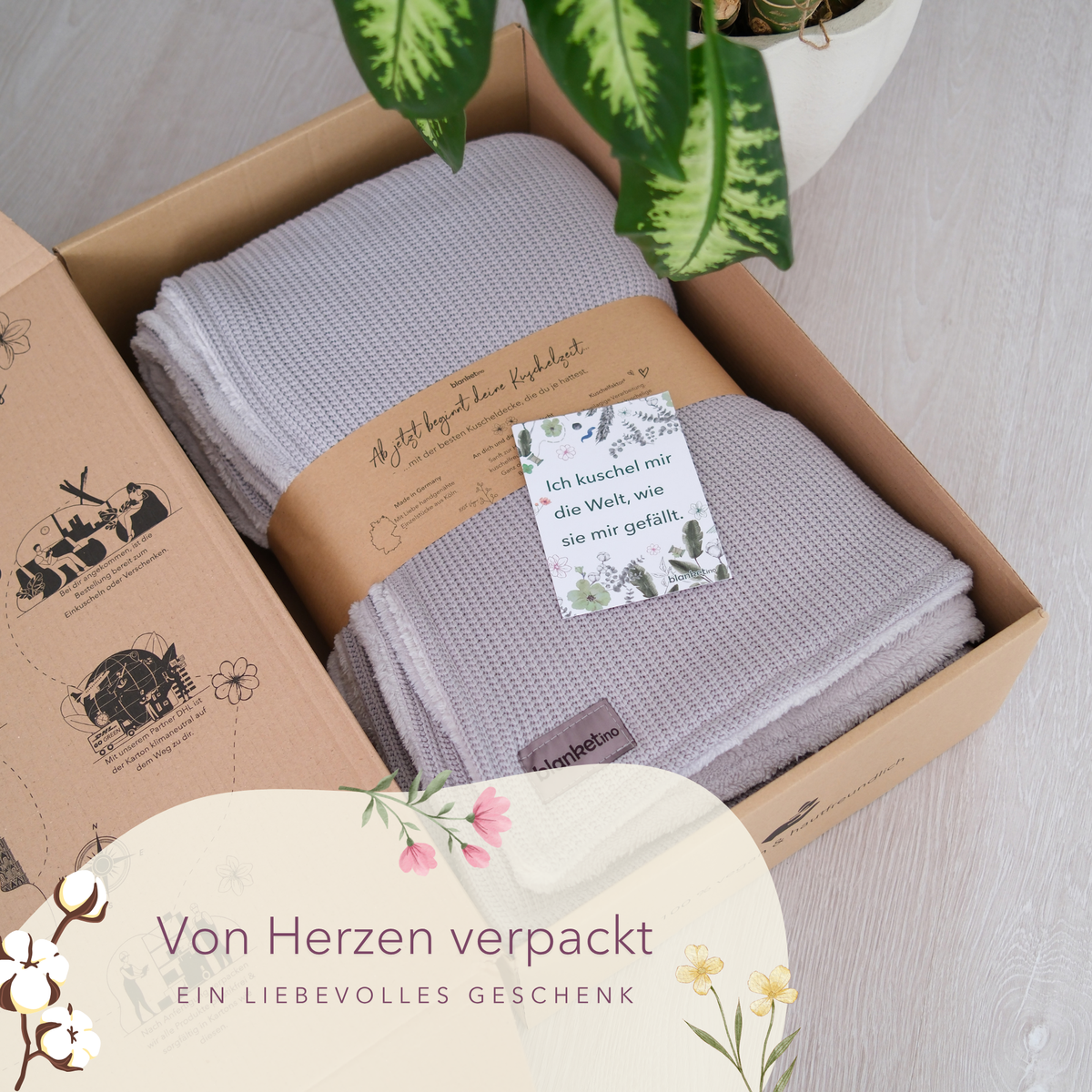 Hellegraue Baumwollstrick Kuscheldecke von blanketino.de, weiche Wohndecke in Geschenkverpackung, ideal für gemütliche Abende.