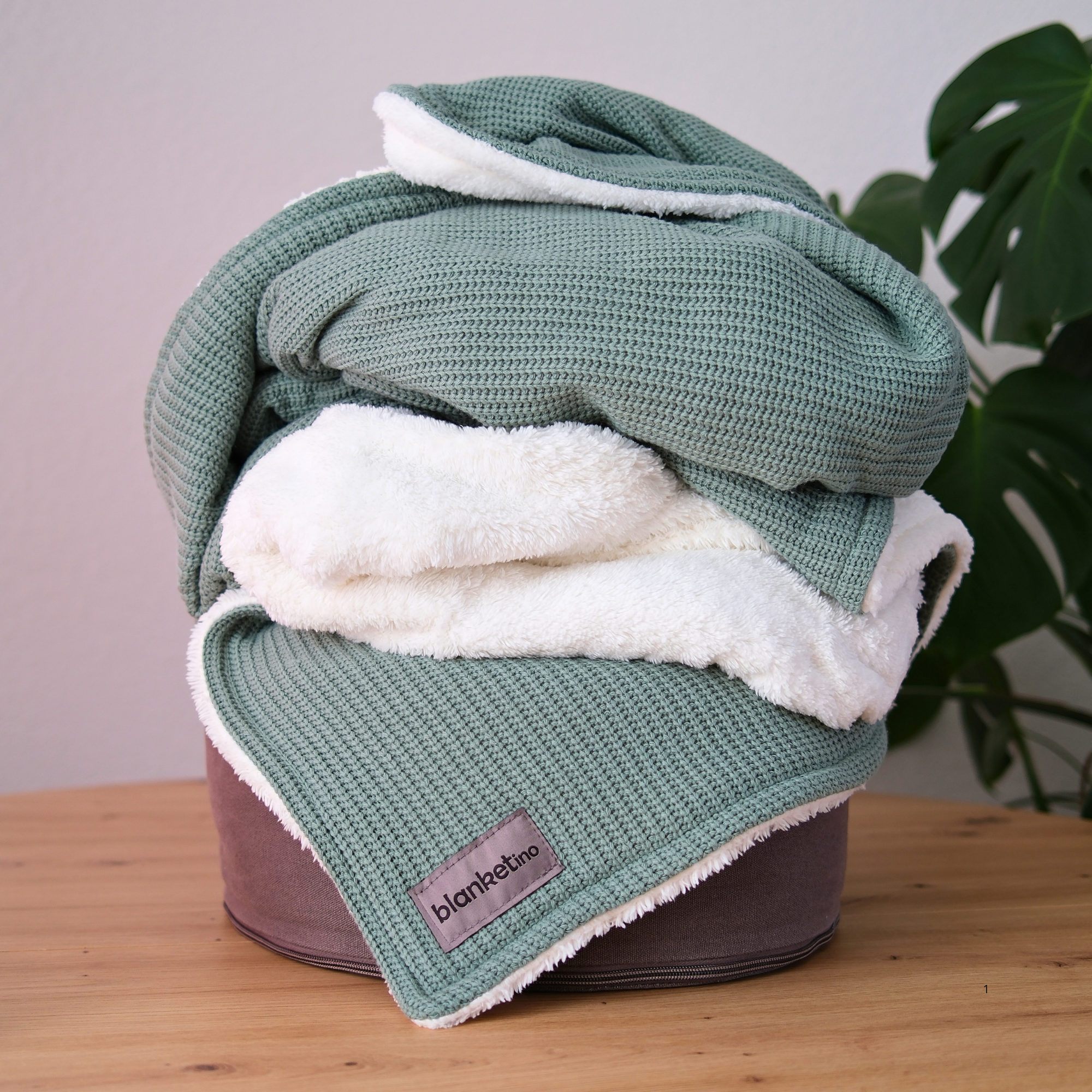 Kuscheldecke mit Baumwollstrick · Seegrün