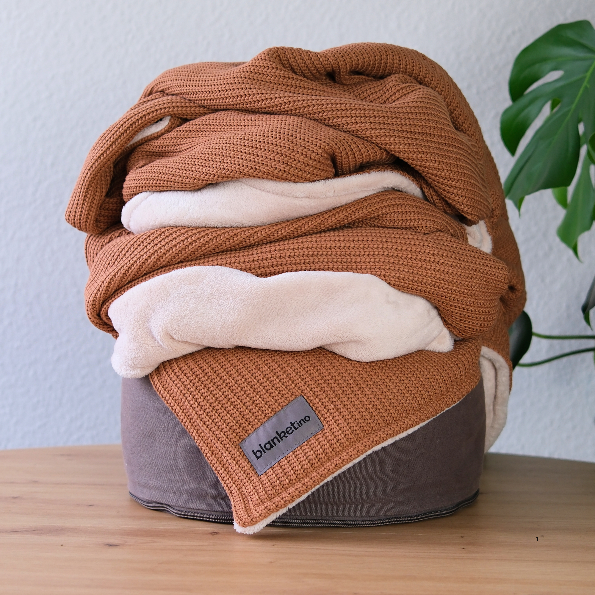 Kuscheldecke mit Baumwollstrick · Terracotta · Beige