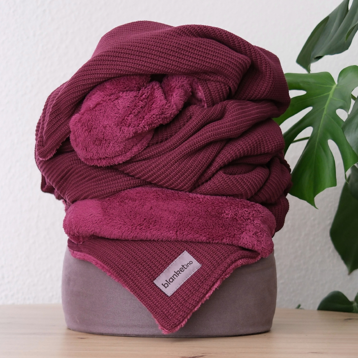 Kuscheldecke mit Baumwollstrick · Weinbeerrot