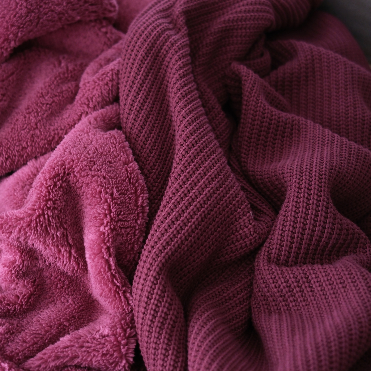 Kuscheldecke mit Baumwollstrick · Weinbeerrot
