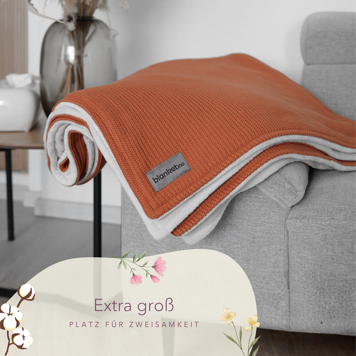 Große Kuscheldecke mit Baumwollstrick in Cognac und Beige, ideal für Sofa und gemütliche Abende