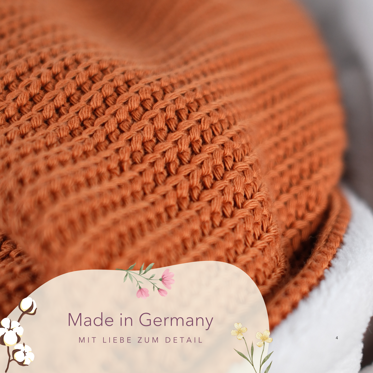 Weiche Kuscheldecke aus Baumwollstrick in Cognac und Beige, handgefertigt in Deutschland, ideal für gemütliche Momente.