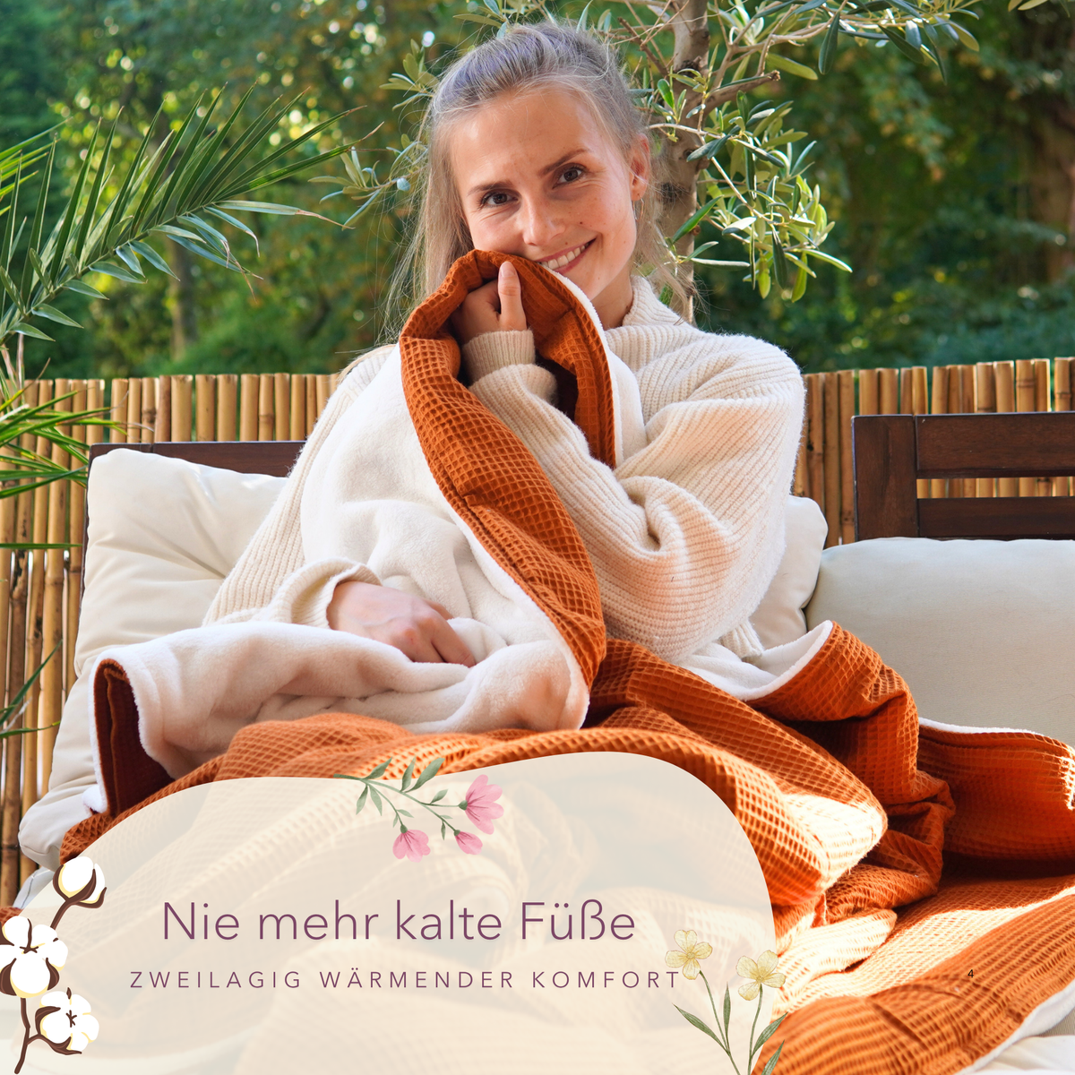Weiche Kuscheldecke "Vollkommen" von blanketino.de in Cognac und Beige, ideal für kalte Füße und gemütliche Abende.