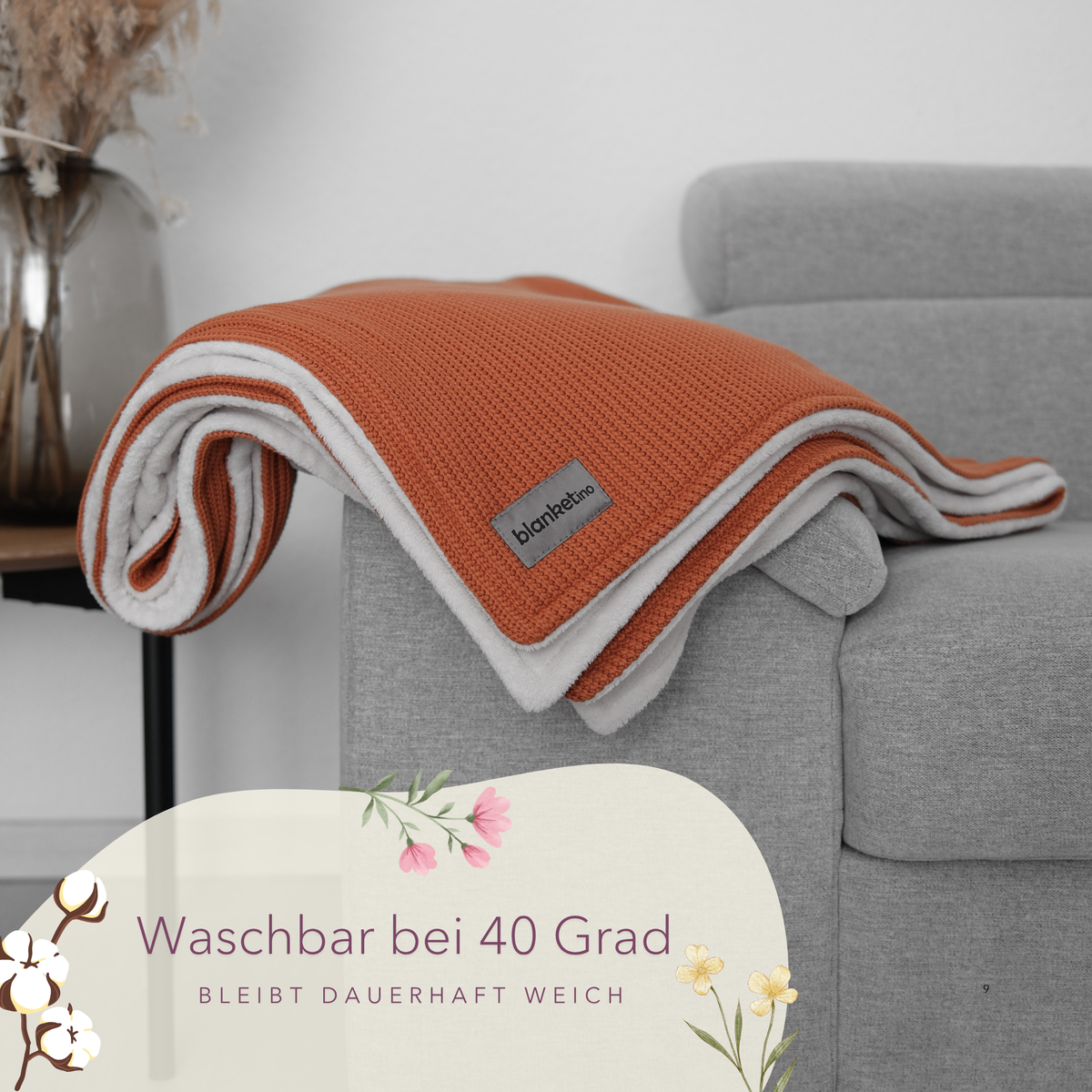 Weiche Baumwoll-Kuscheldecke in Cognac-Beige von blanketino.de, waschbar bei 40 Grad, ideal für gemütliche Abende zu Hause