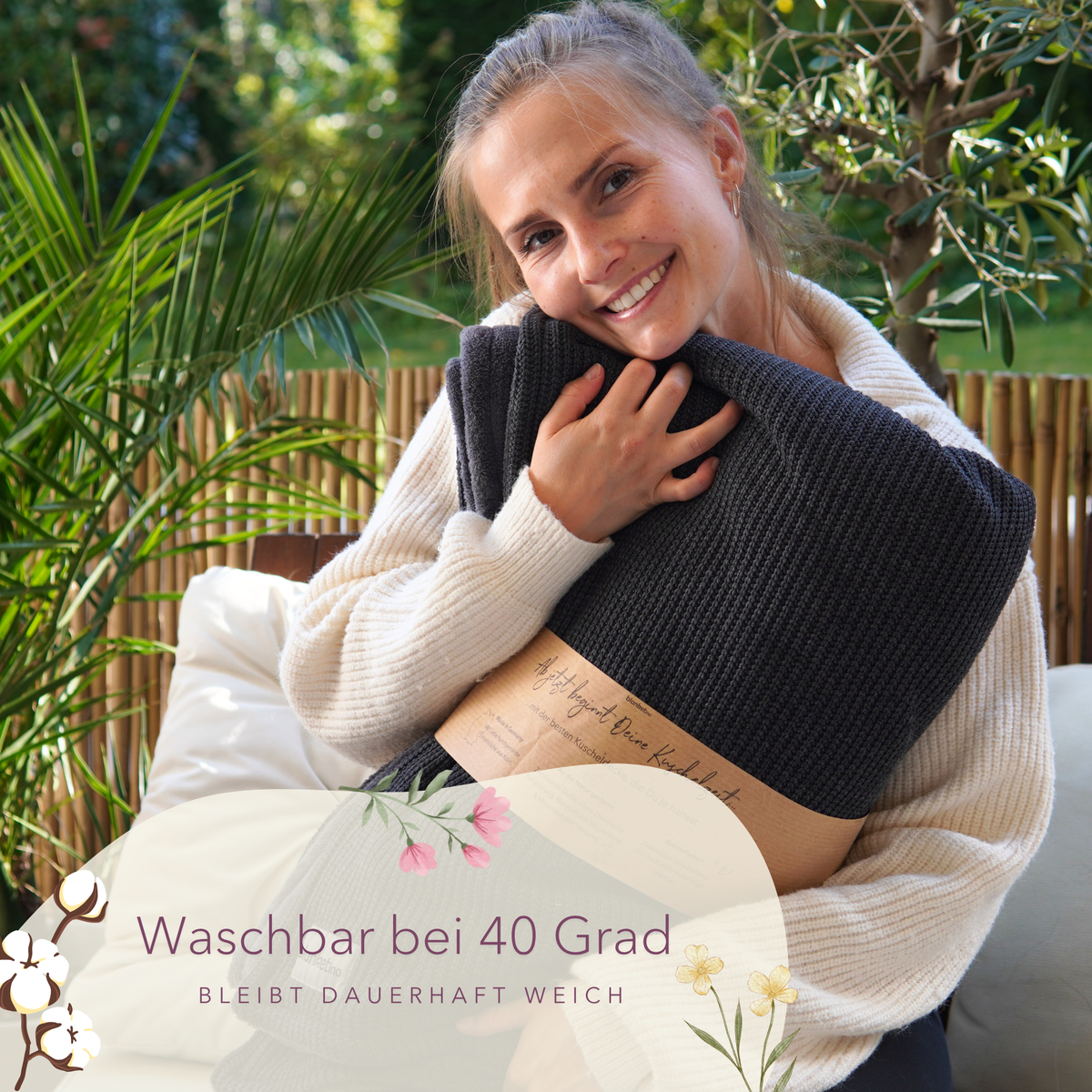 Dunkelgraue Kuscheldecke aus Baumwollstrick von blanketino.de, waschbar bei 40 Grad, angenehm weich und warm.
