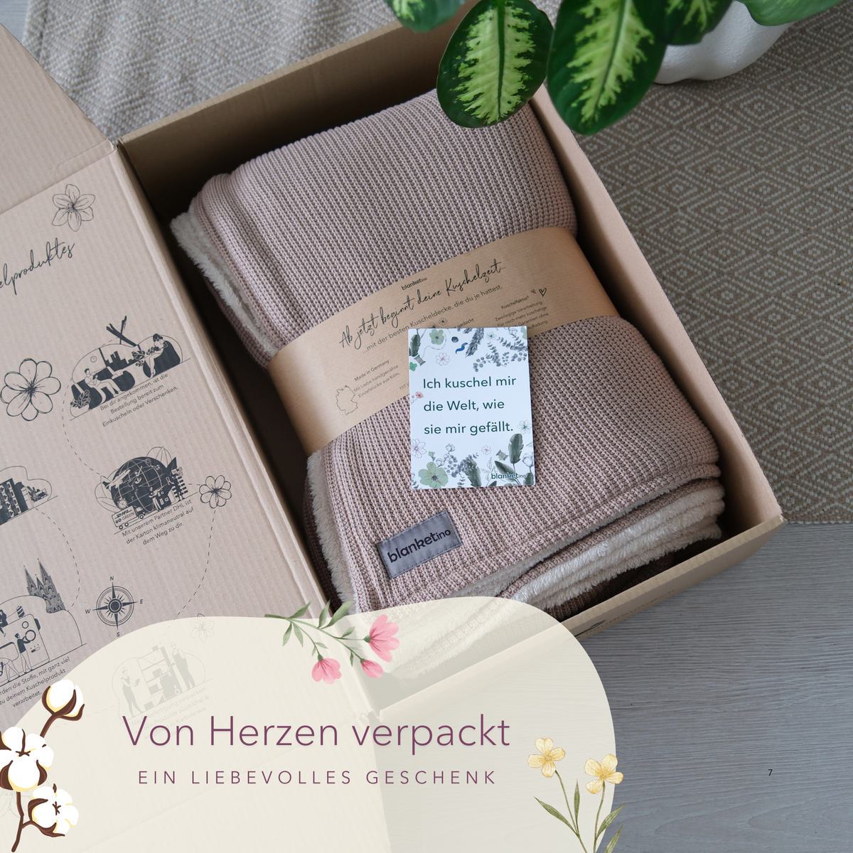 Weiche Kuscheldecke mit Baumwollstrick in Mandel-Beige von blanketino.de, in Geschenkverpackung im Karton.
