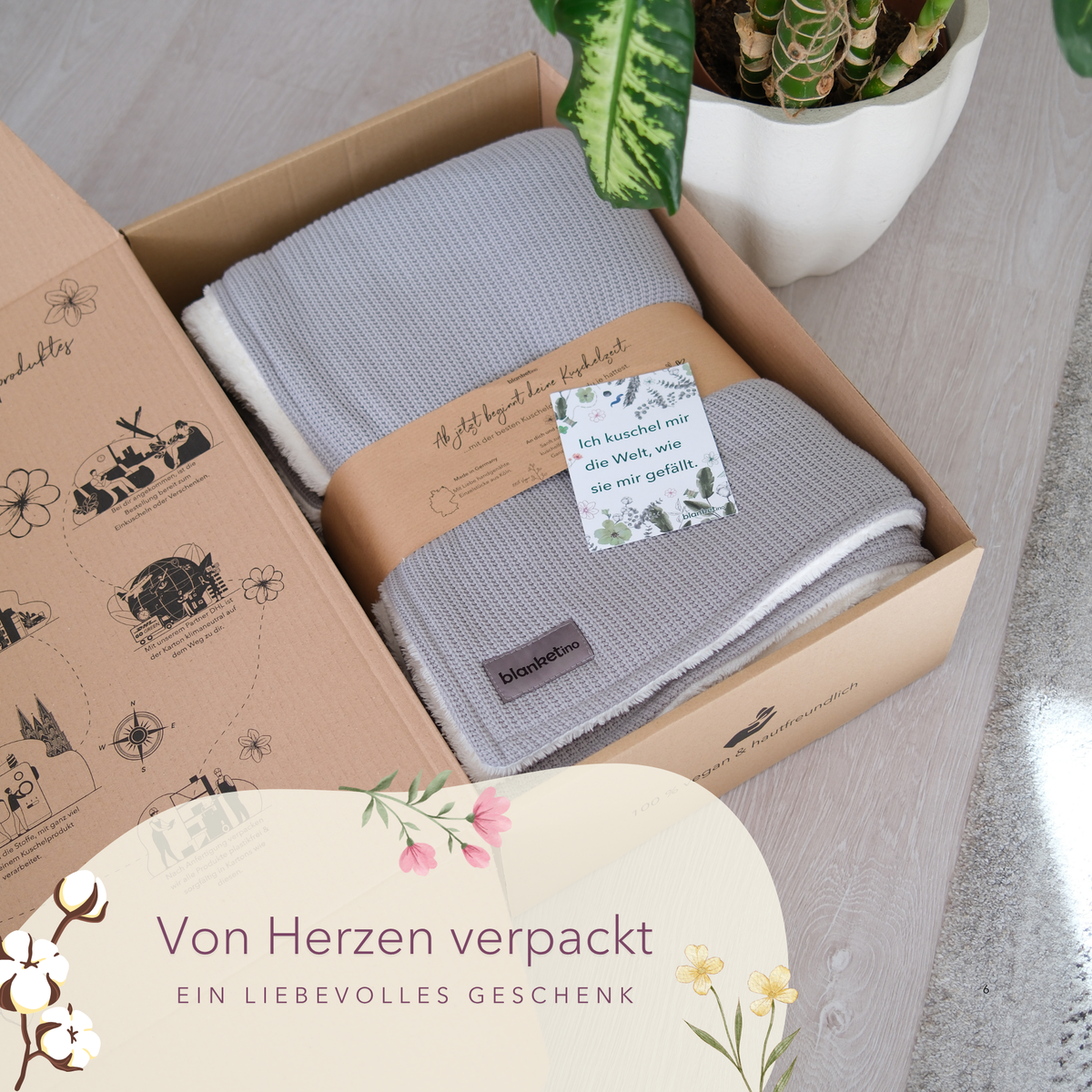 Weiche Baumwollstrick-Kuscheldecke in Seidengrau von blanketino.de, perfekt zum Kuscheln, in Geschenkverpackung.