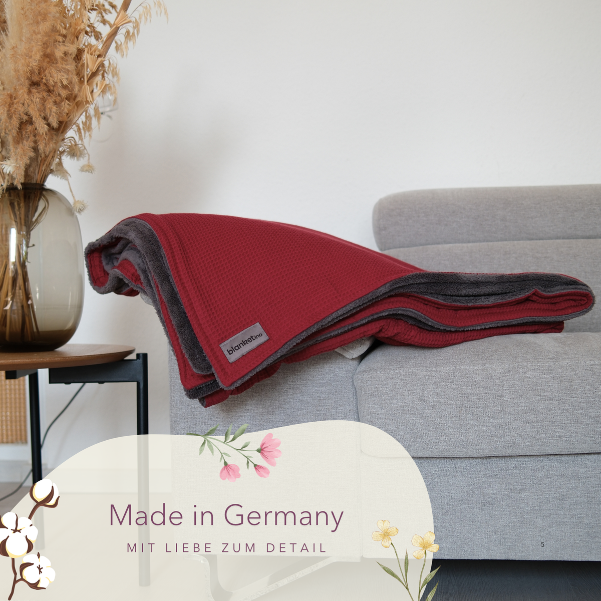Weinrote und dunkelgraue Kuscheldecke von Blanketino.de, weich und gemütlich, perfekt für kalte Tage, hergestellt in Deutschland