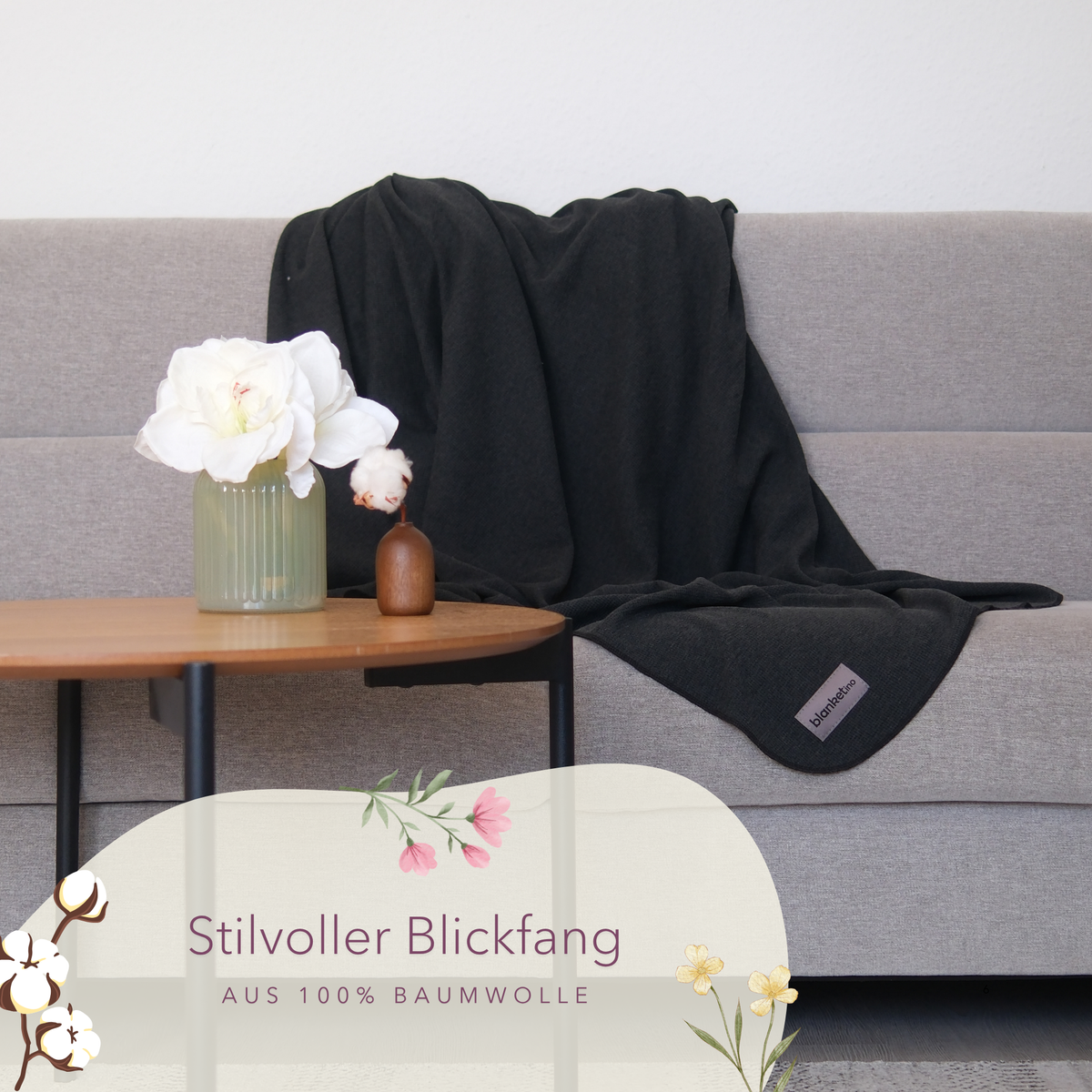 Leichte Baumwoll-Sommerdecke in Anthrazit auf grauem Sofa, 150 x 210 cm, von blanketino.de