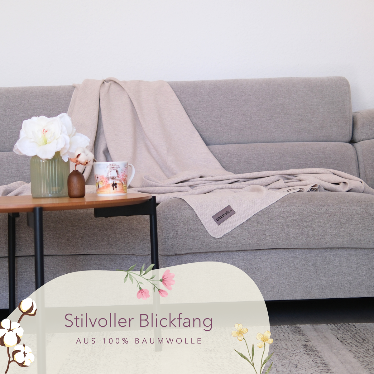 Leichte Baumwoll-Decke in Creme-Melange auf grauem Sofa, ideal als Sommerdecke, 150 x 210 cm, von blanketino.de