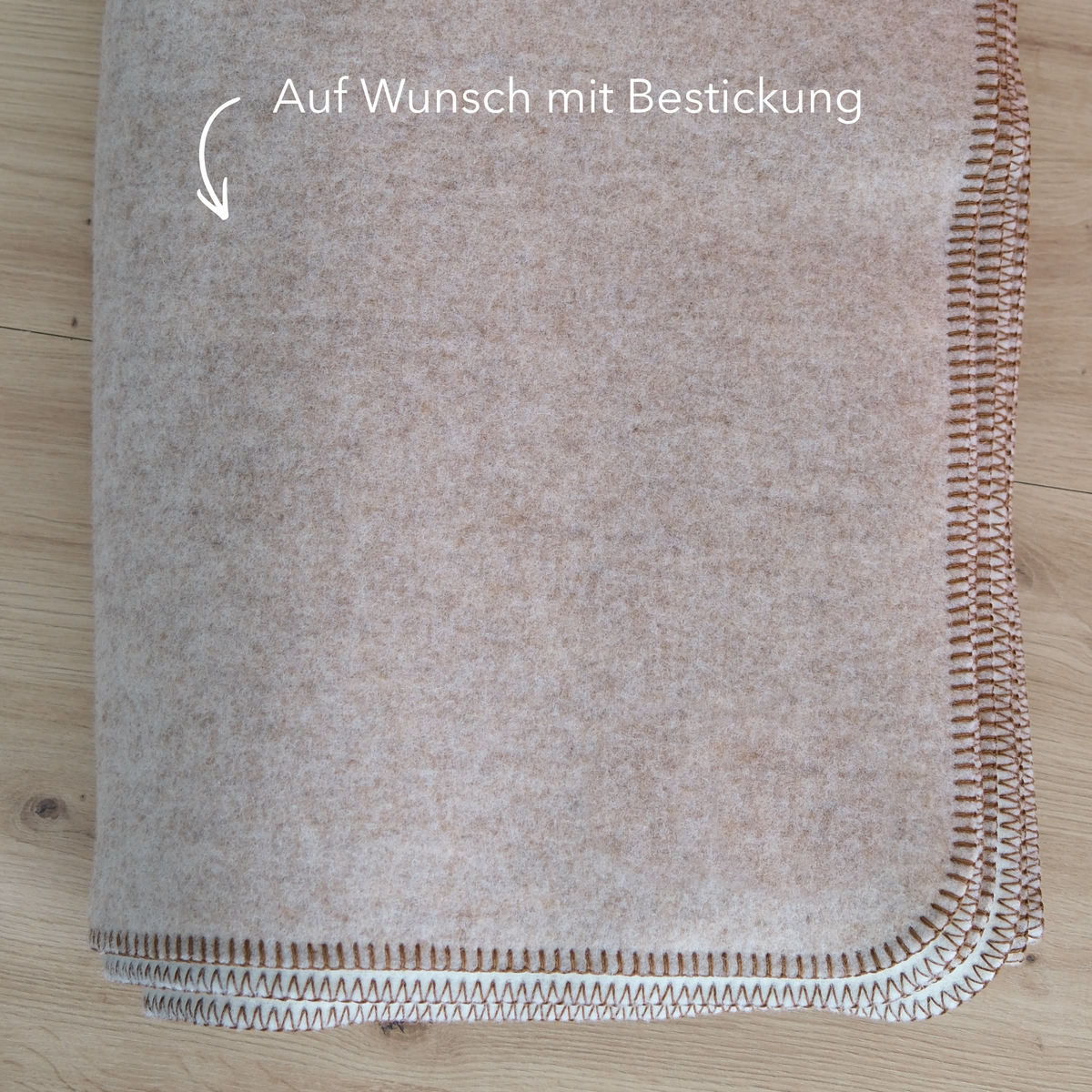 Beige Wolldecke aus Merino mit Stickerei, Kuscheldecke, 150x210 cm, von blanketino.de, weich und gemütlich.