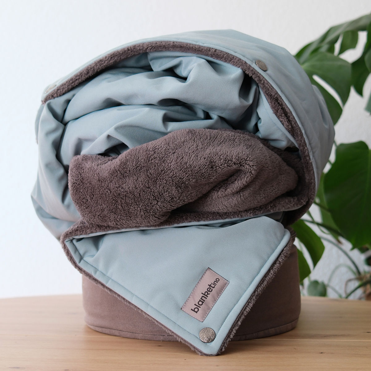 Weiche blaue Campingdecke mit Druckknöpfen, 150x210 cm, outdoor geeignet, von blanketino.de, mit kuscheliger Innenseite