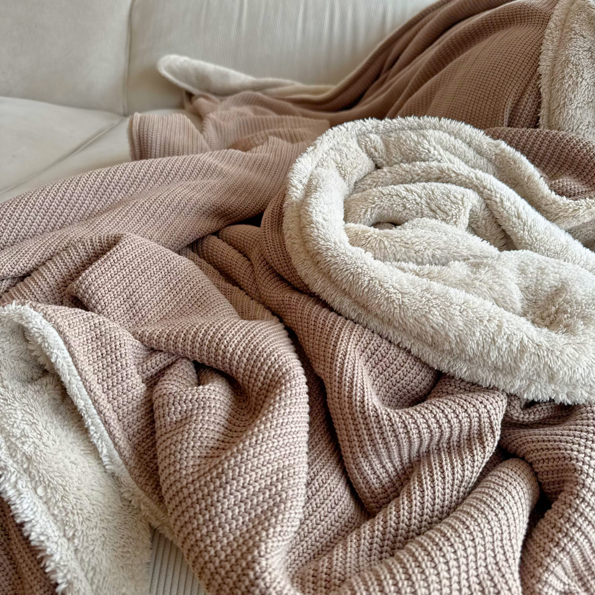 Kuscheldecke mit Baumwollstrick · Mandel-Beige