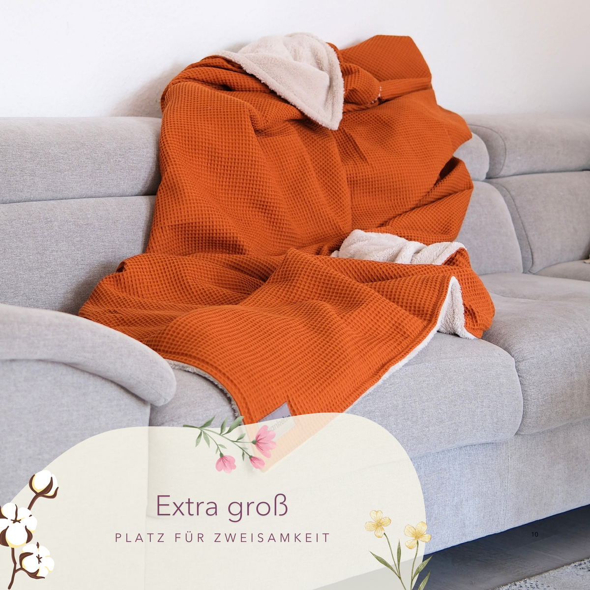 Große Kuscheldecke "Vollkommen" von blanketino.de in Cognac und Beige, perfekt für das Sofa, weich und gemütlich.