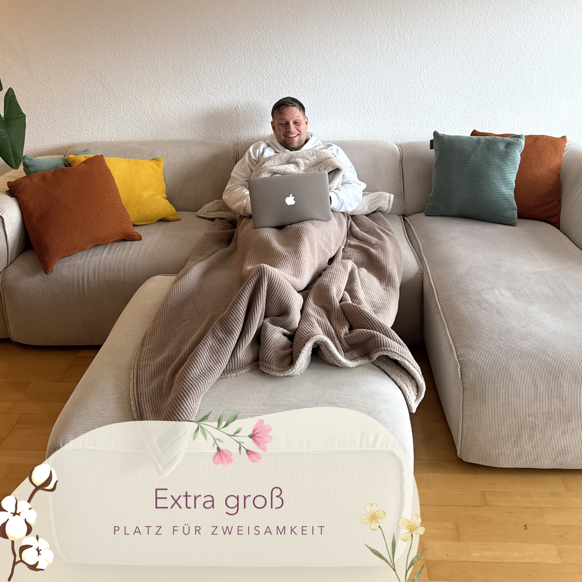 Große Baumwollstrick-Kuscheldecke von blanketino.de in Mandel-Beige, ideal für gemütliche Abende auf dem Sofa.