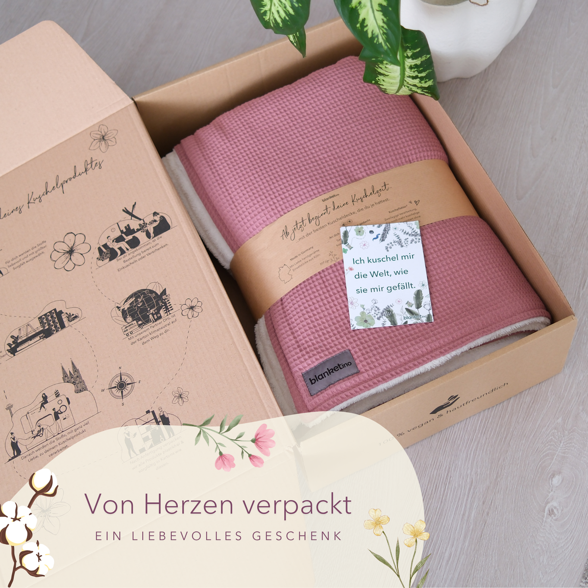 Weiche Kuscheldecke "Vollkommen" aus Baumwolle in Altrosa und Sandweiß, liebevoll verpackt in Geschenkbox von blanketino.de