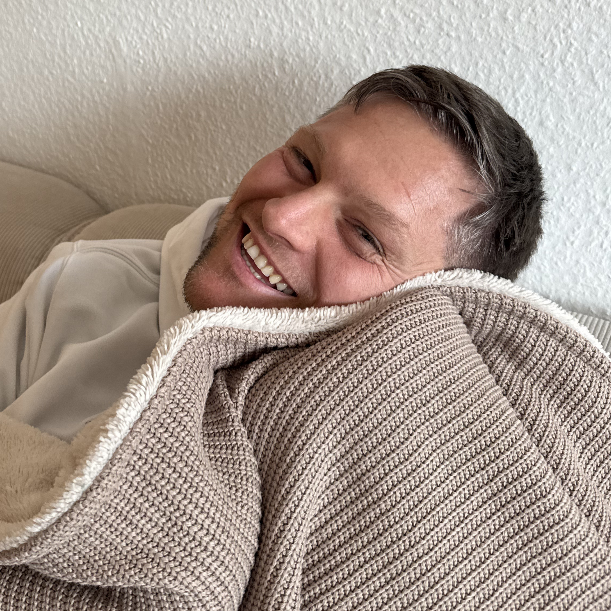 Kuscheldecke mit Baumwollstrick · Mandel-Beige