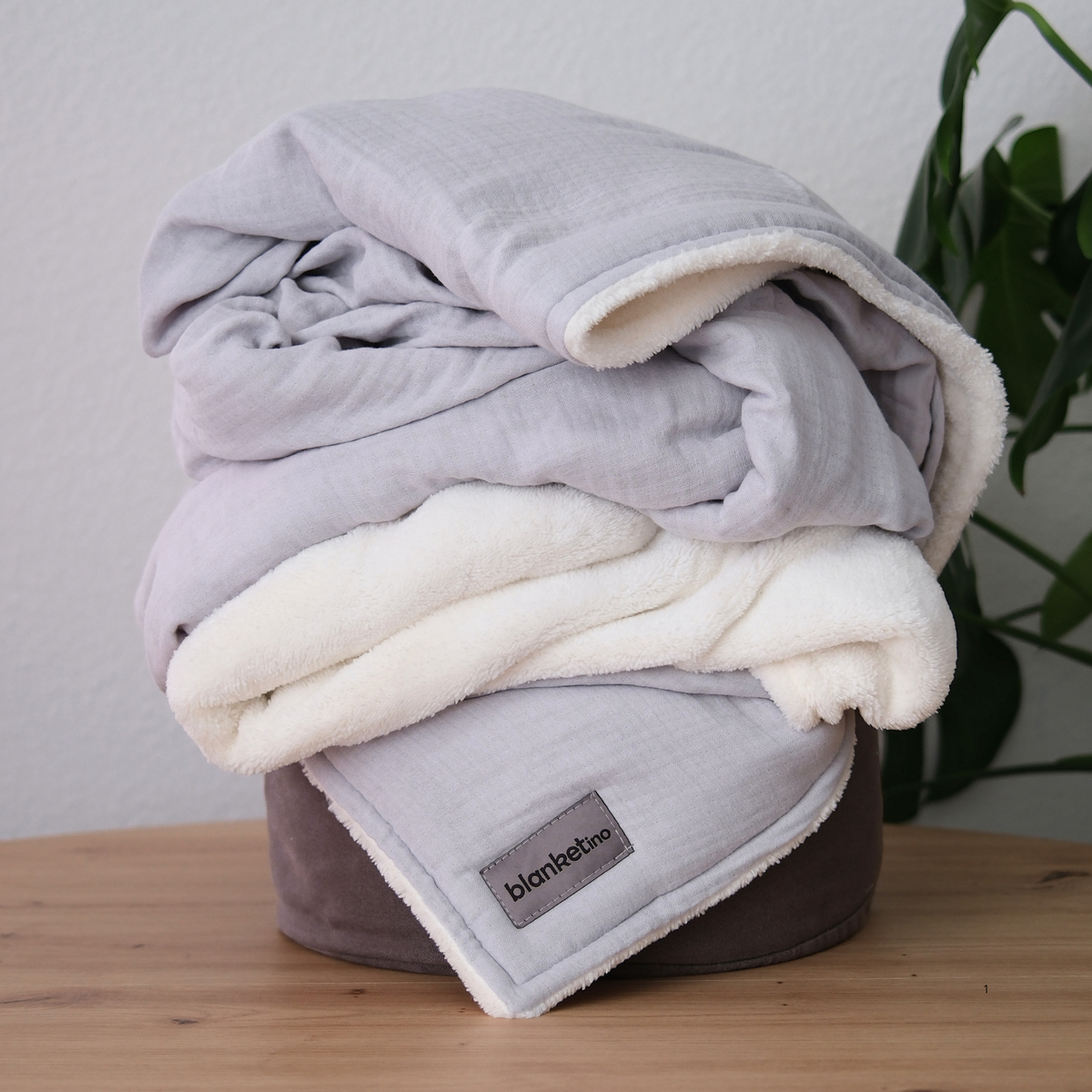 Leichte, sommerliche Bio-Musselin-Kuscheldecke in Kristallgrau, gefaltet, ideal für angenehme Wärme und Komfort.