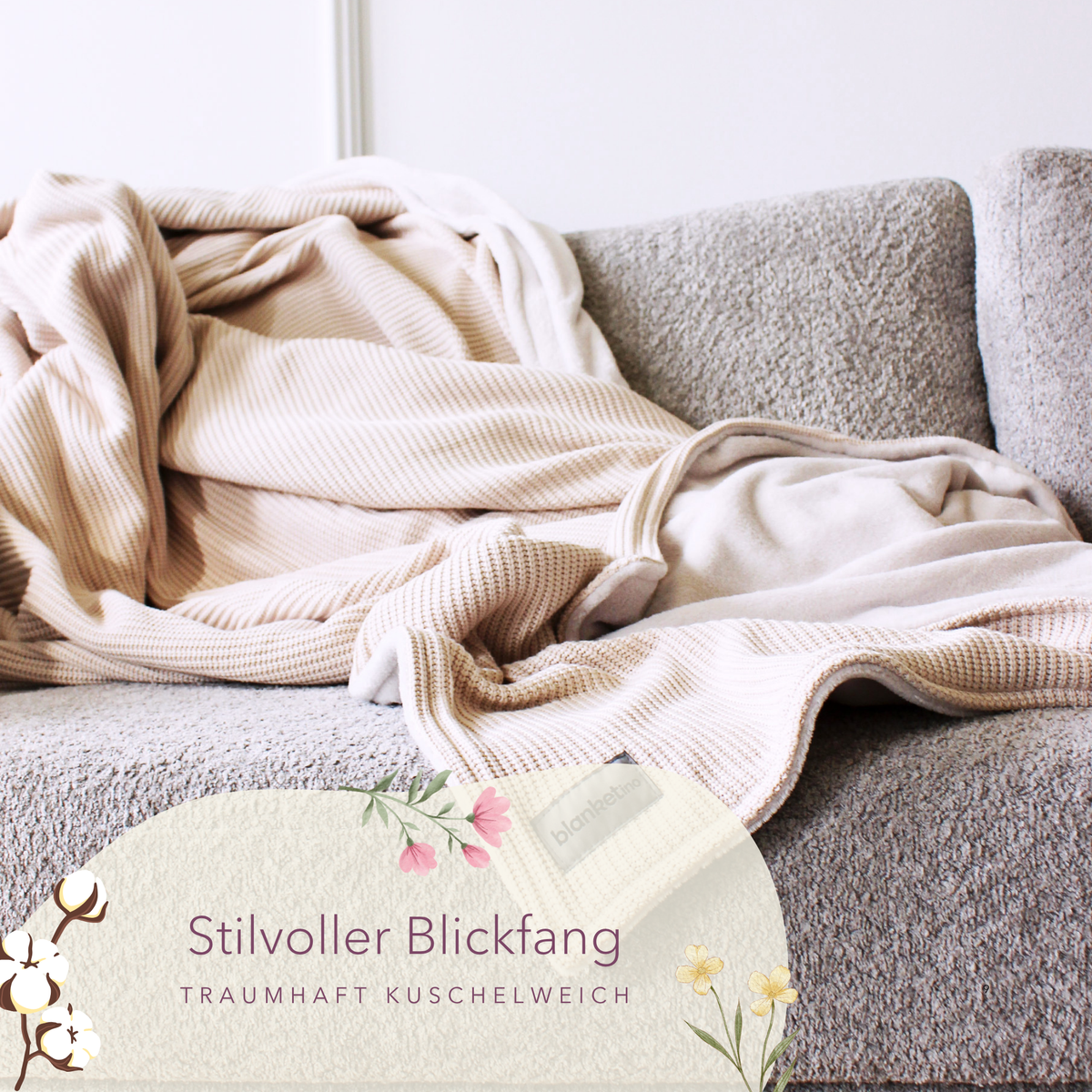 Weiche Baumwoll-Strick-Kuscheldecke in Creme, dekorativ drapiert auf einem Sofa, ideal für gemütliche Abende.