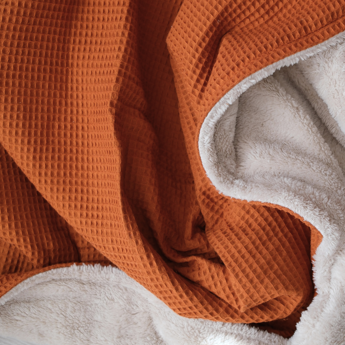 Kuscheldecke mit Ärmeln · Vollkommen · Cognac · Beige