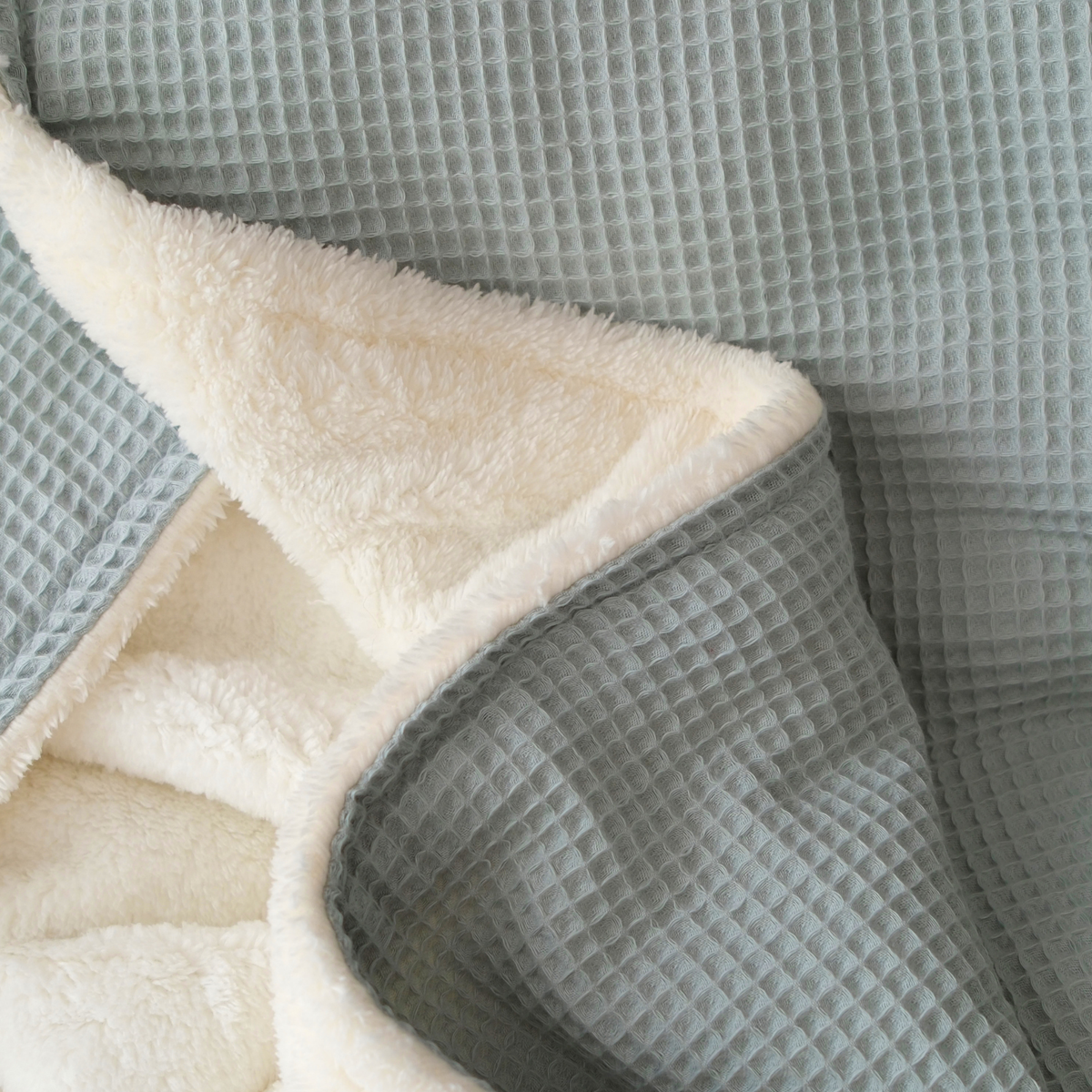 Kuscheldecke mit Ärmeln · Vollkommen · Mint · Sandweiß