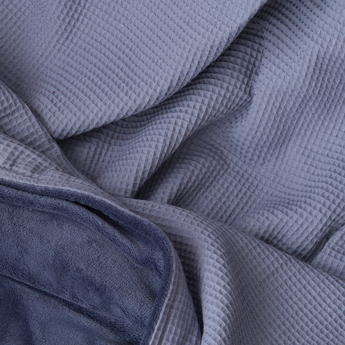 Kuscheldecke mit Ärmeln · Vollkommen · Wolkenblau · Meeresblau