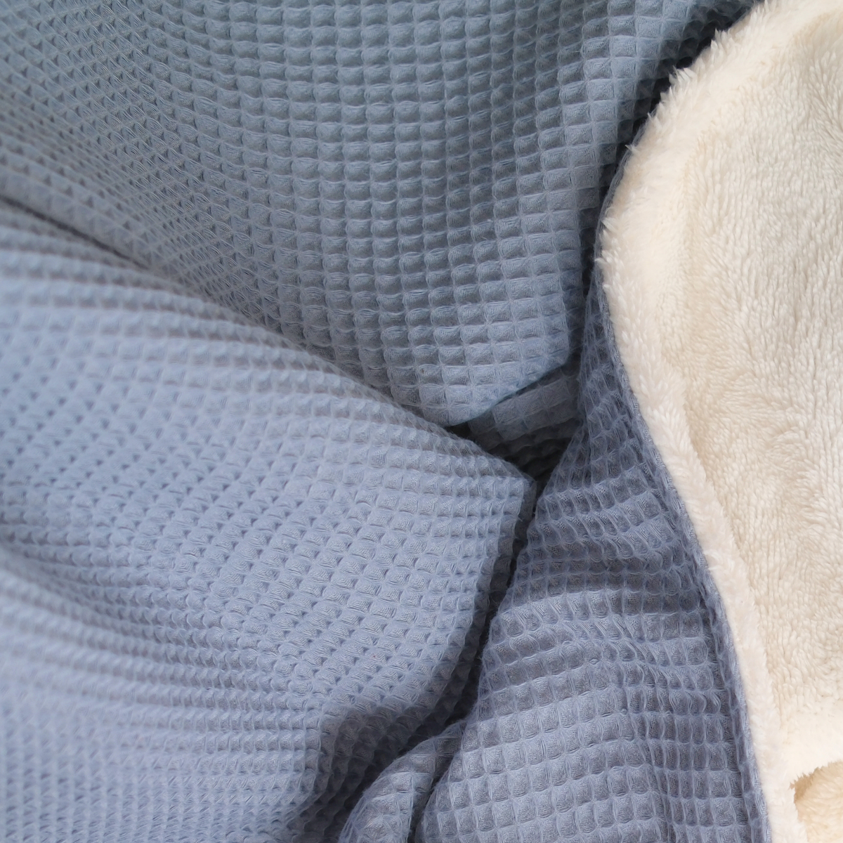 Kuscheldecke mit Ärmeln · Vollkommen · Wolkenblau