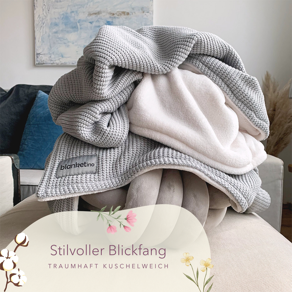 Weiche Kuscheldecke mit Baumwollstrick in Seidengrau, dekorativ drapiert, für gemütliche Stunden.