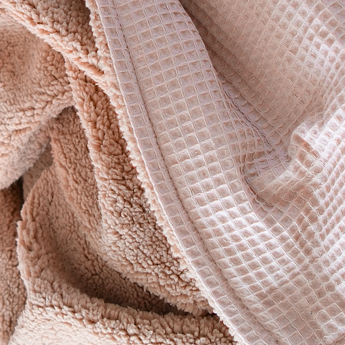 Beige Kuscheldecke mit Teddy-Fleece von blanketino.de, Nahaufnahme zeigt weichen, flauschigen Stoff für gemütliche Stunden.