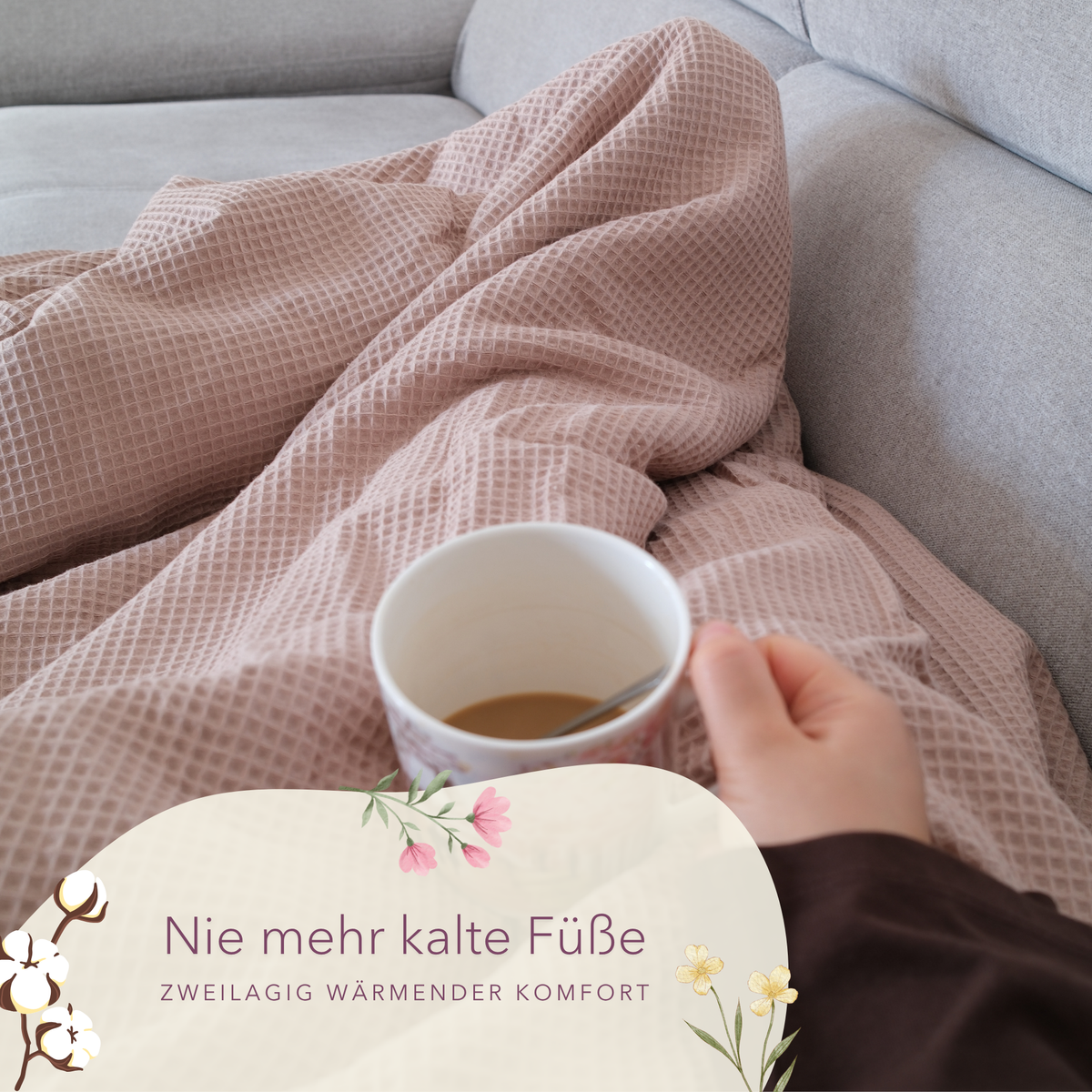 Weiche Kuscheldecke mit Teddy-Fleece in Beige, ideal für gemütliche Abende auf dem Sofa, doppellagig für extra Wärme.