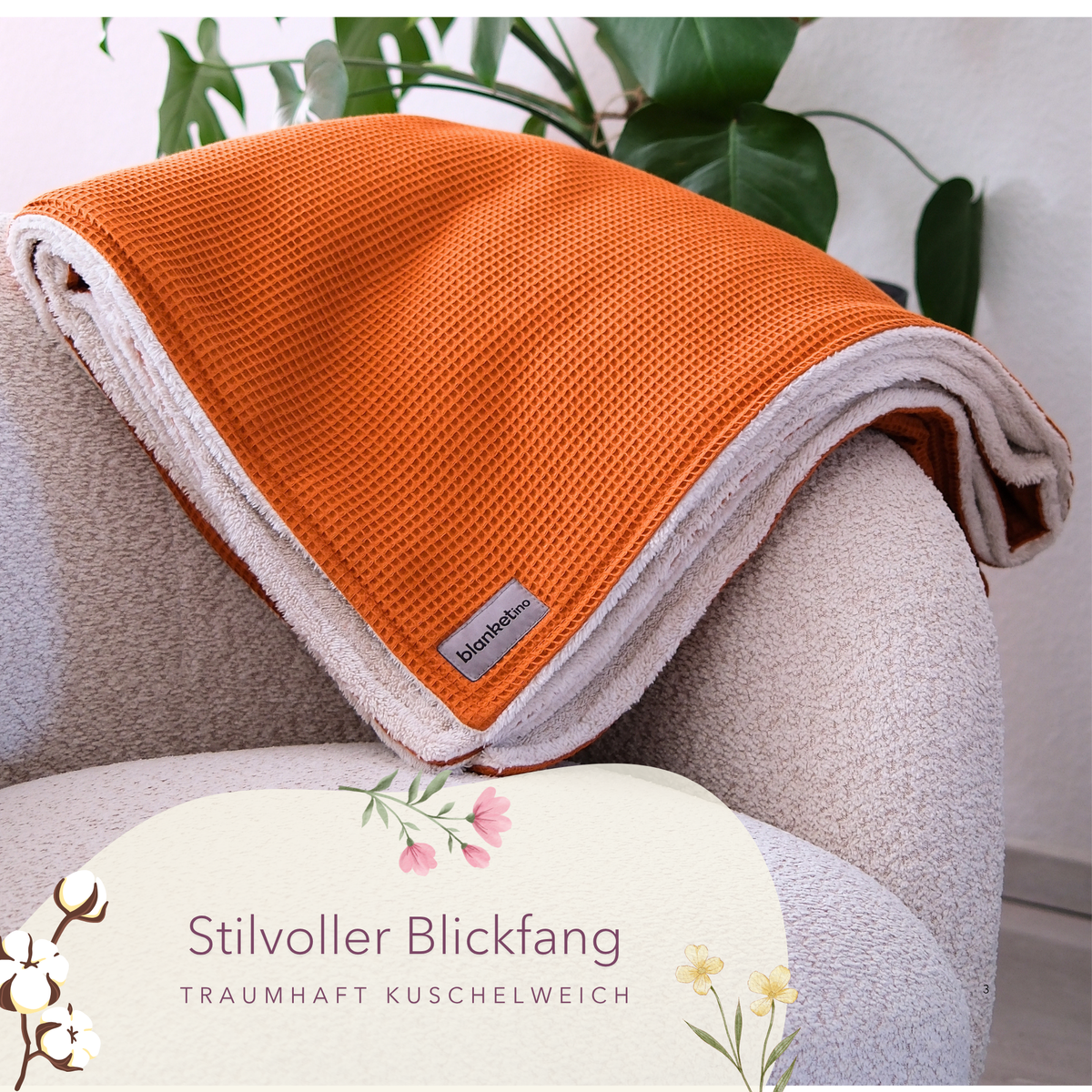 Weiche Kuscheldecke "Vollkommen" in Cognac und Beige von blanketino.de, drapiert über eine Sofalehne.