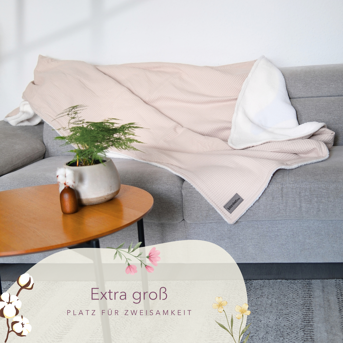 Weiche Kuscheldecke "Vollkommen" von blanketino.de in Creme-Beige, perfekt für gemütliches Sofa. Waffelpique-Textur sichtbar.