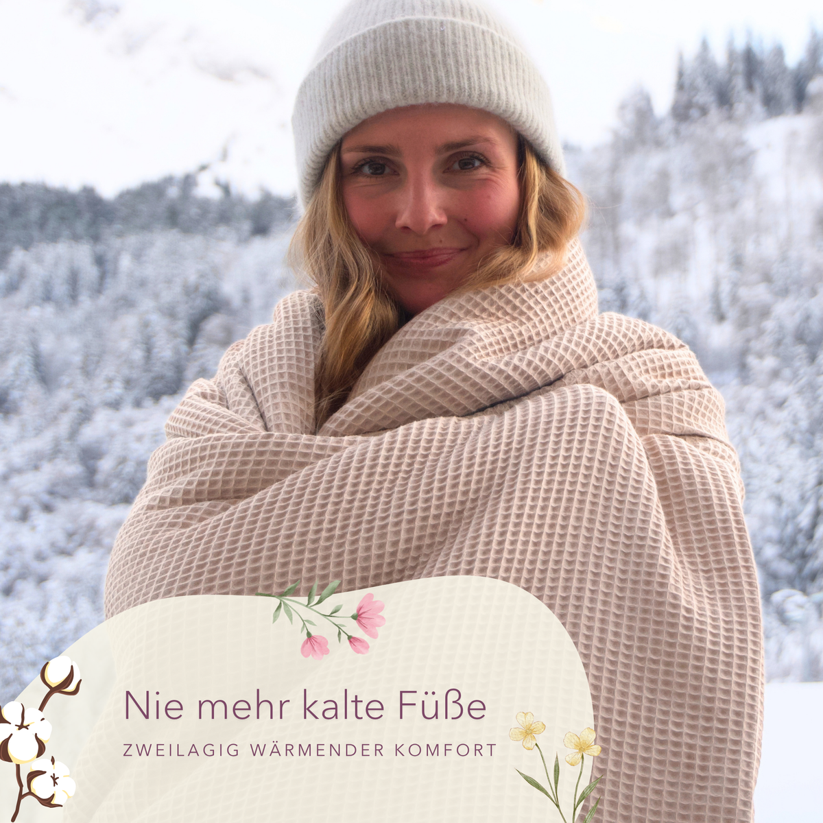 Weiche Kuscheldecke "Vollkommen" von blanketino.de in Creme-Beige, im Schnee liegend, angenehm und warm für kalte Tage.