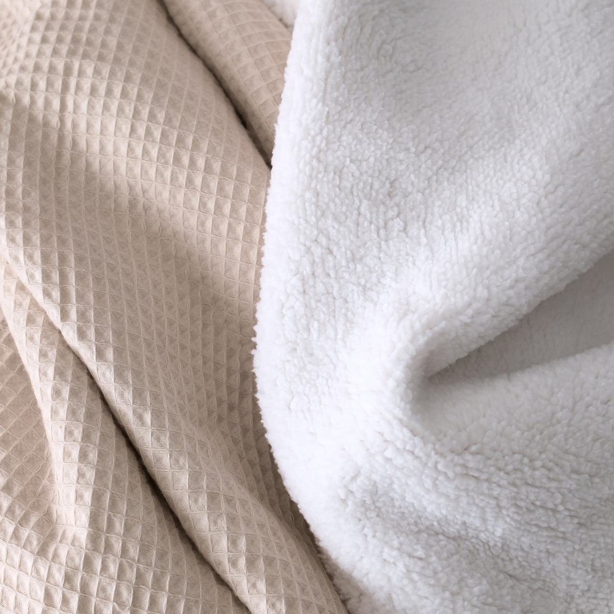 Weiche Kuscheldecke "Vollkommen" von blanketino.de in Creme mit Waffelpique-Design und weißer Rückseite, gemütliches Stoffdetail